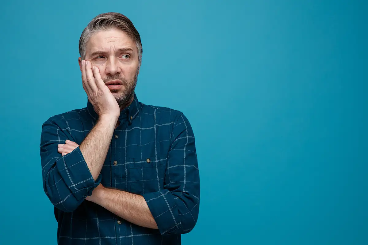 Homme inquiet par manque de clics sur son site web